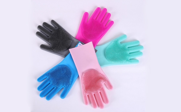 冬季洗衣服洗菜手冷？您可能需要深圳硅胶厨具定制厂家生产的硅胶清洁手套