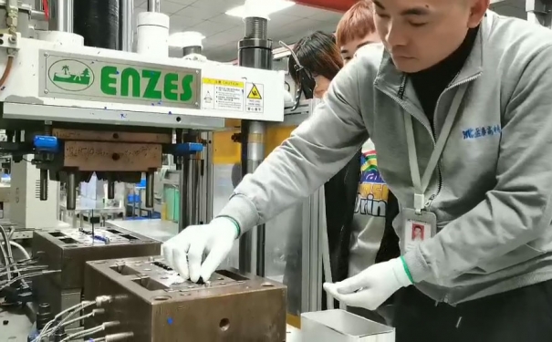 盈泰液态硅胶包塑胶件生产展示视频