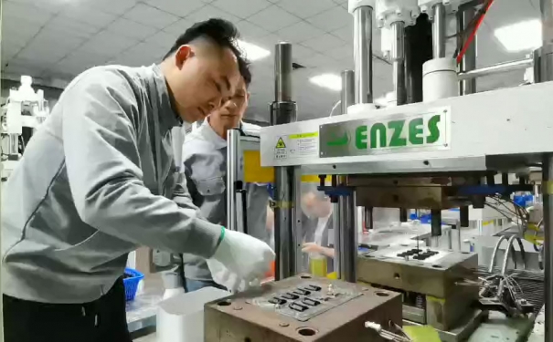 盈泰液态硅胶包胶厂生产视频展示