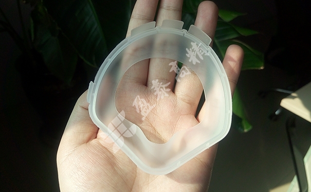 东莞硅胶医疗配件厂家简介固态硅胶，液态硅胶和pvc面罩的主要区别在哪里？