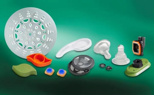 液体硅胶制品定制厂家生产的液态硅胶（lsr）材质的注塑件广泛应用在医疗、婴幼儿护理、智能穿戴、汽车等领域