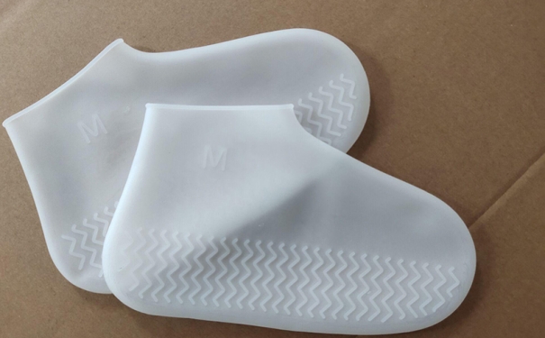 硅胶生活用品定制厂家生产的硅胶雨鞋套为什么这么受欢迎？因为它能有效防滑，防水外，收纳也非常方便